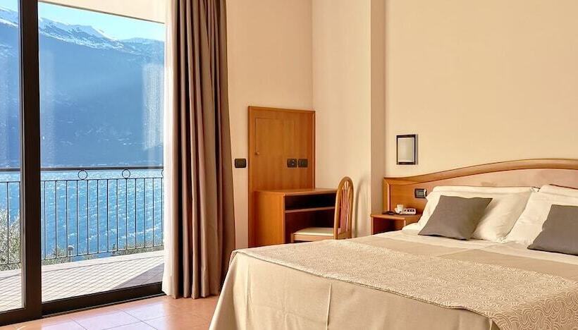 标准间带湖景, Mercedes