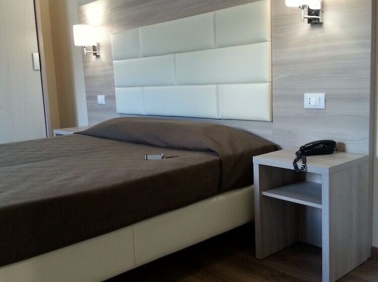 标准三人间, Mercedes