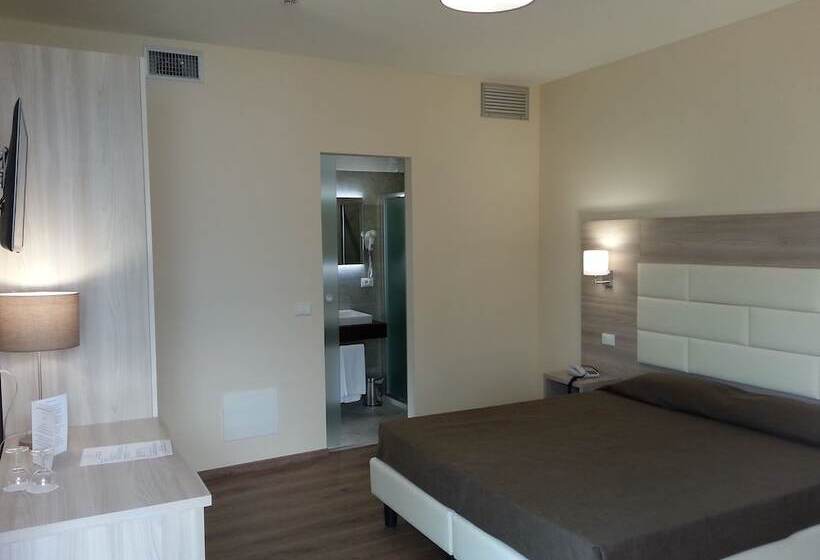 标准三人间, Mercedes