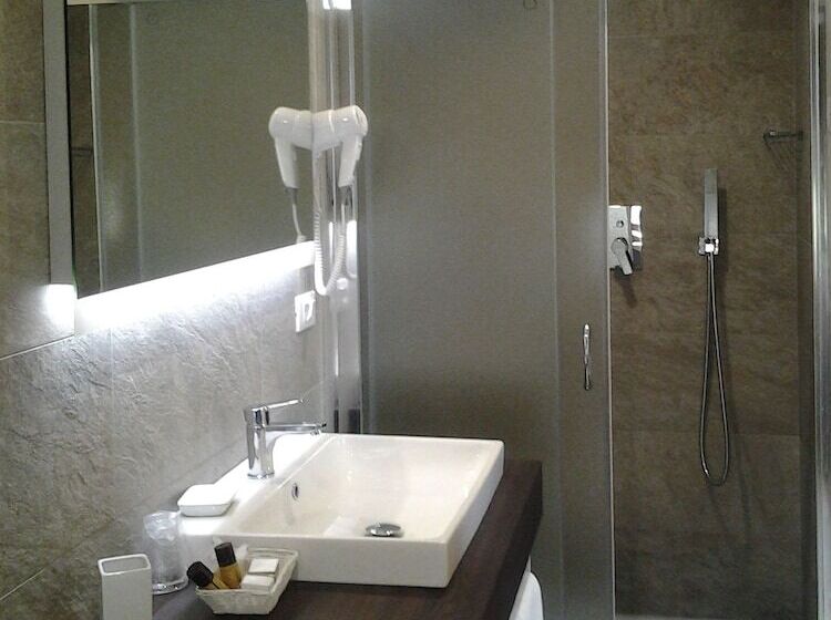 标准三人间, Mercedes