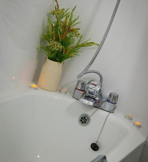 חדר סטנדרט לשלושה, Rowton Poplars