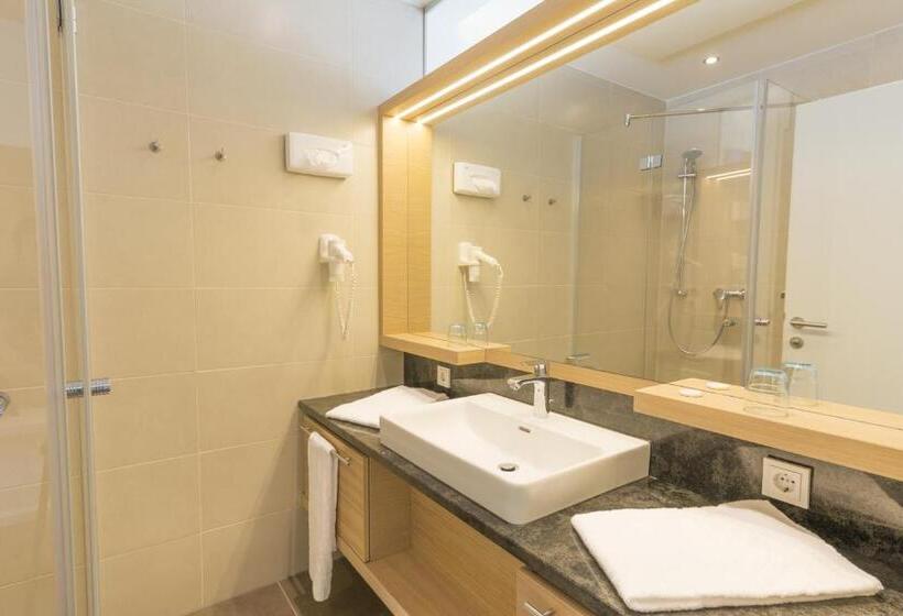 Comfort room with lake view, Strandhotel Kärntnerhof