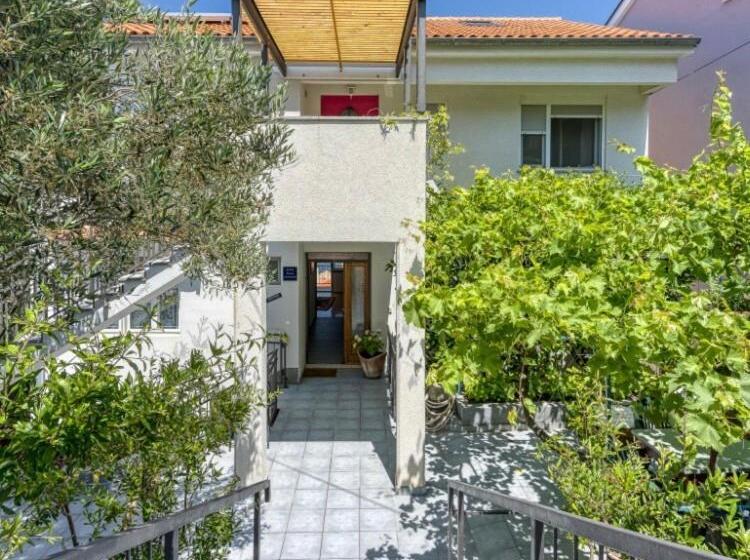 Апартаменты 1 Спальня Вид на Море, Alaburic Rooms & Apartment