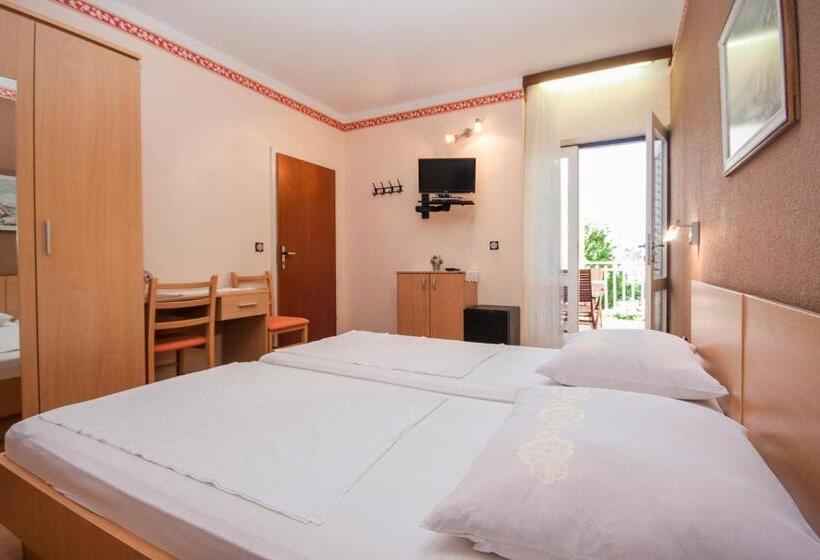 Номер Стандарт с Балконом Вид на Сад, Villa Daniela