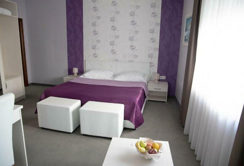 コンフォートルーム, Art