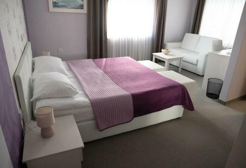 コンフォートルーム, Art