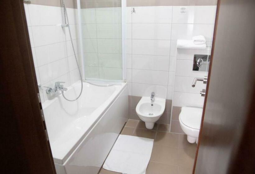 コンフォートルーム, Art