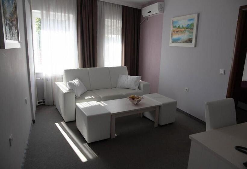 ファミリールーム, Art