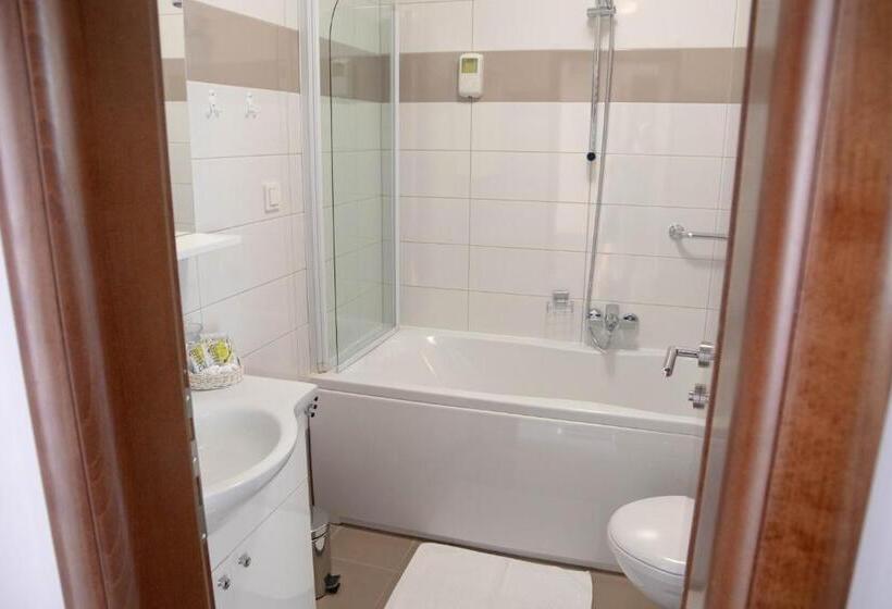 ファミリールーム, Art