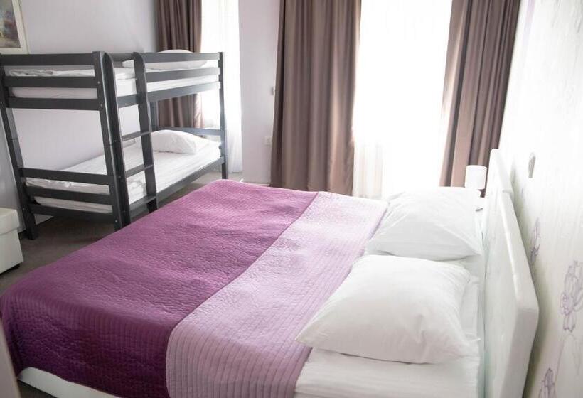 ファミリールーム, Art