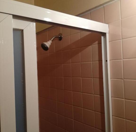 غرفة قياسية, Estación