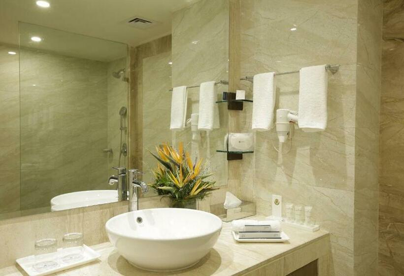 اتاق سوپریور با تخت بزرگ, Golden Tulip Suites Gurgaon