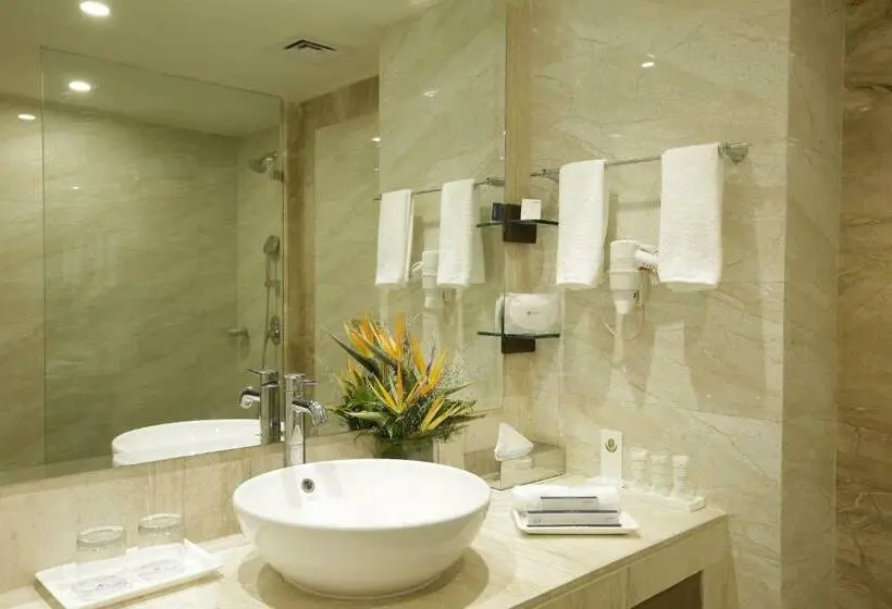 キングサイズベッドのスーペリアルーム, Golden Tulip Suites Gurgaon