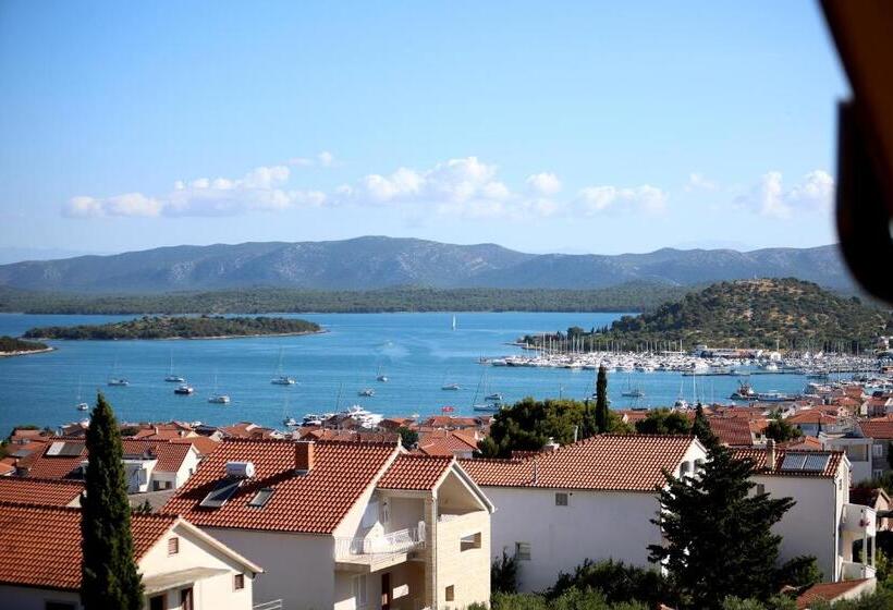 غرفة سوبيريور ثلاثية مطلّة علي البحر, Murter