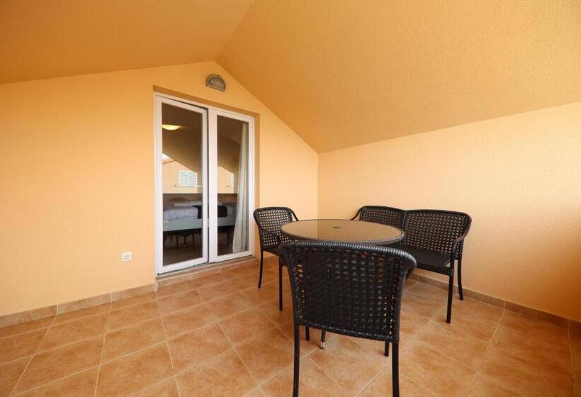 غرفة سوبيريور ثلاثية مطلّة علي البحر, Murter