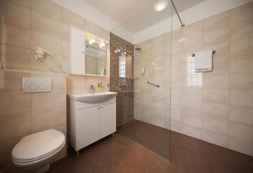 غرفة سوبيريور ثلاثية مطلّة علي البحر, Murter