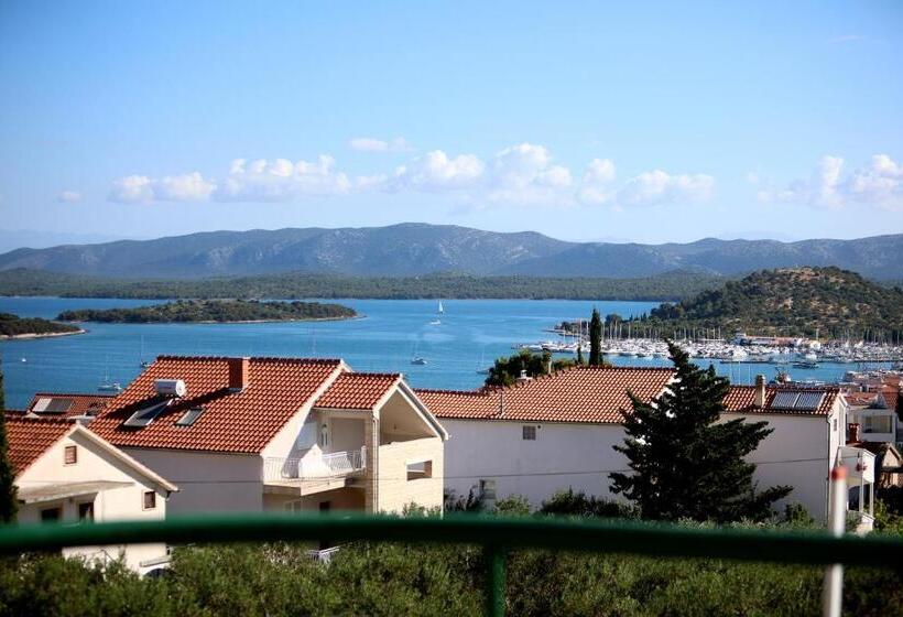 غرفة ديلوكس مطلّة علي البحر مزوَّدة بشُرفة, Murter