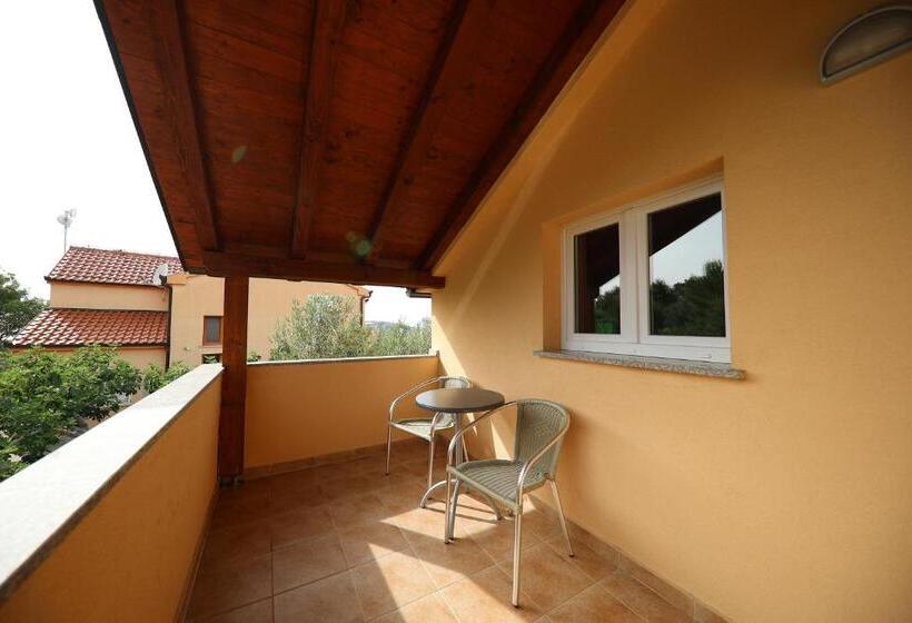 غرفة قياسية مزوَّدة بشُرفة, Murter