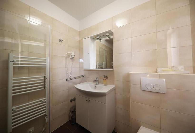 غرفة قياسية مزوَّدة بشُرفة, Murter