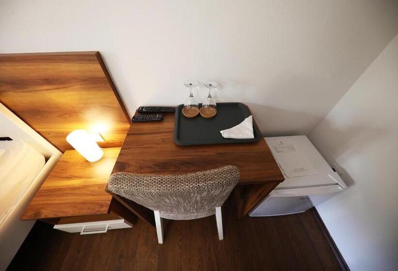 غرفة قياسية مزوَّدة بشُرفة, Murter