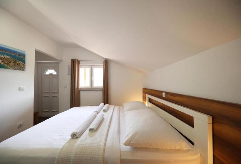 غرفة قياسية مزوَّدة بشُرفة, Murter