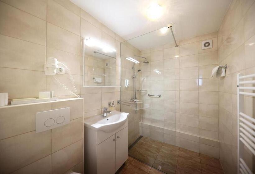 غرفة قياسية, Murter