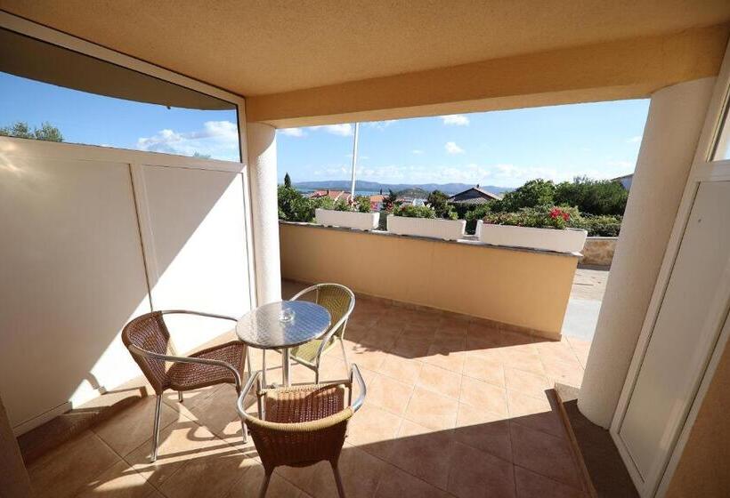 جناح مطل على المدينة, Murter