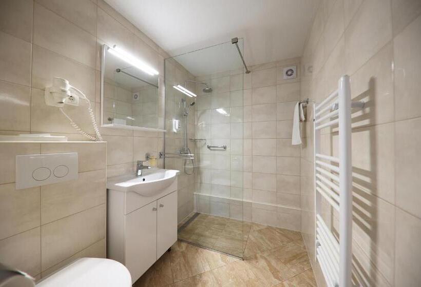 جناح مطل على المدينة, Murter