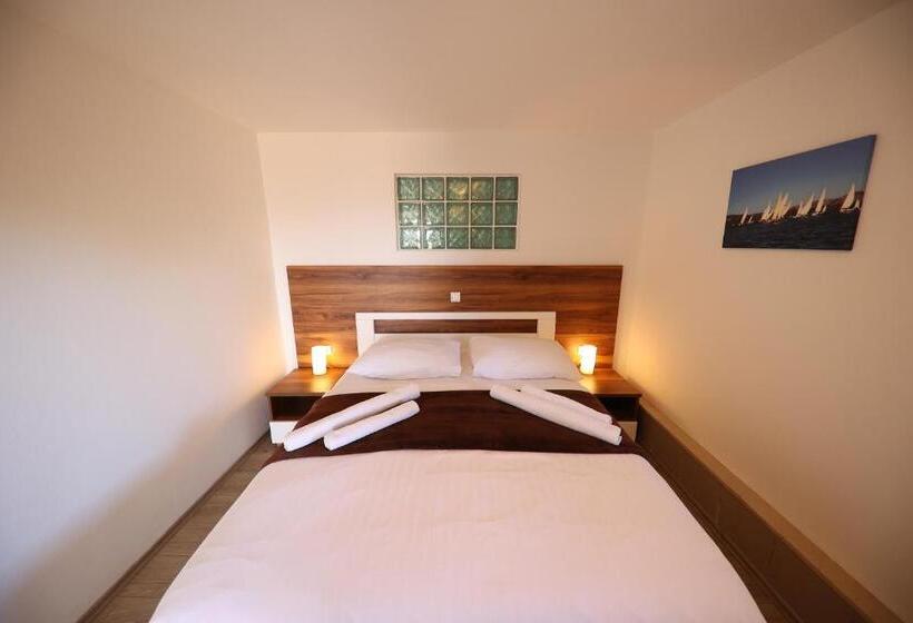 جناح مطل على المدينة, Murter