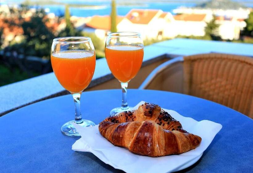 غرفة قياسية مطلّة علي البحر مزوَّدة بشُرفة, Murter