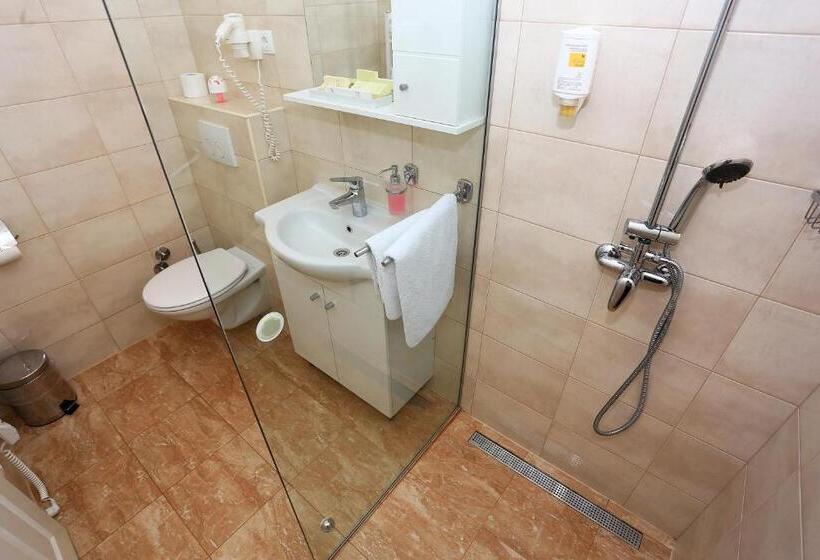 غرفة قياسية مطلّة علي البحر مزوَّدة بشُرفة, Murter