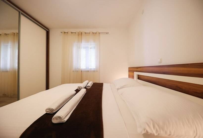 جناح ذو إطلالة جانبية على البحر, Murter