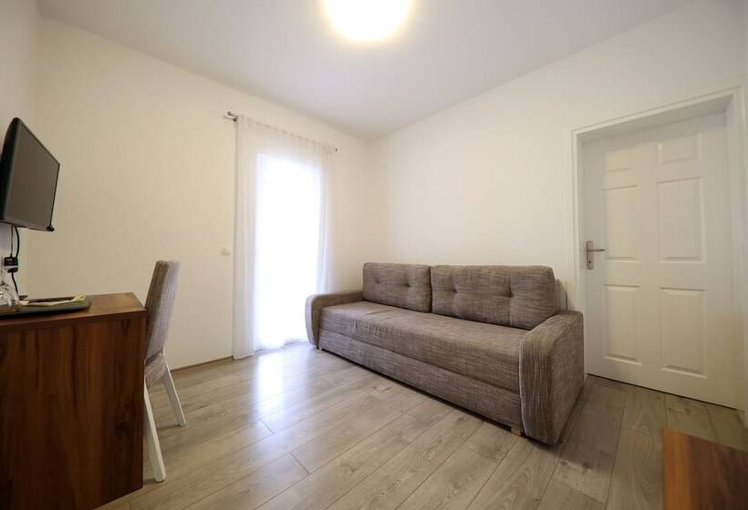 جناح ذو إطلالة جانبية على البحر, Murter