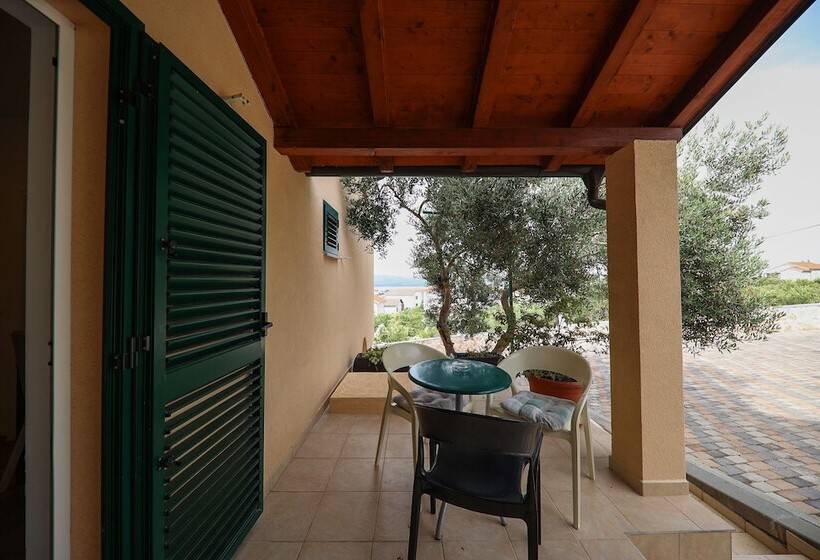 جناح ذو إطلالة جانبية على البحر, Murter