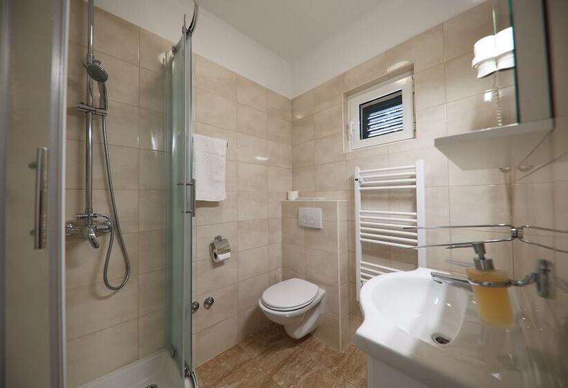 جناح ذو إطلالة جانبية على البحر, Murter