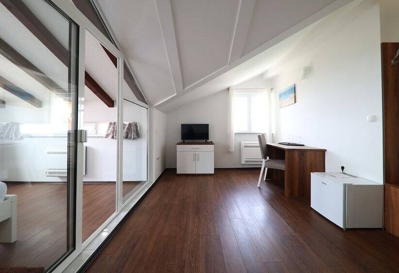 جناح ديلوكس مطل على البحر, Murter