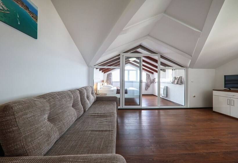 جناح ديلوكس مطل على البحر, Murter