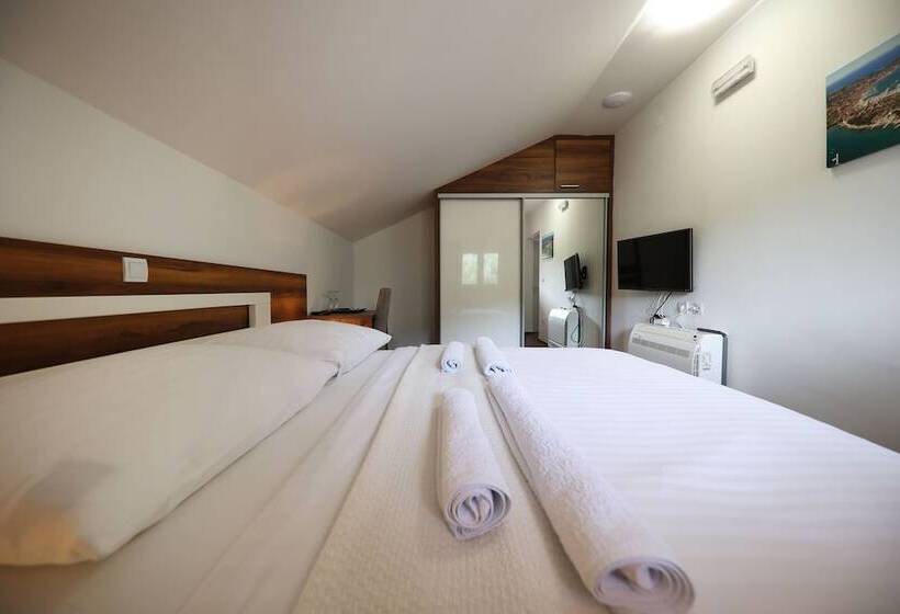 غرفة قياسية مزوَّدة بشُرفة, Murter