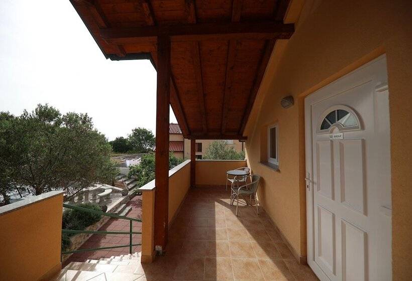 غرفة قياسية مزوَّدة بشُرفة, Murter