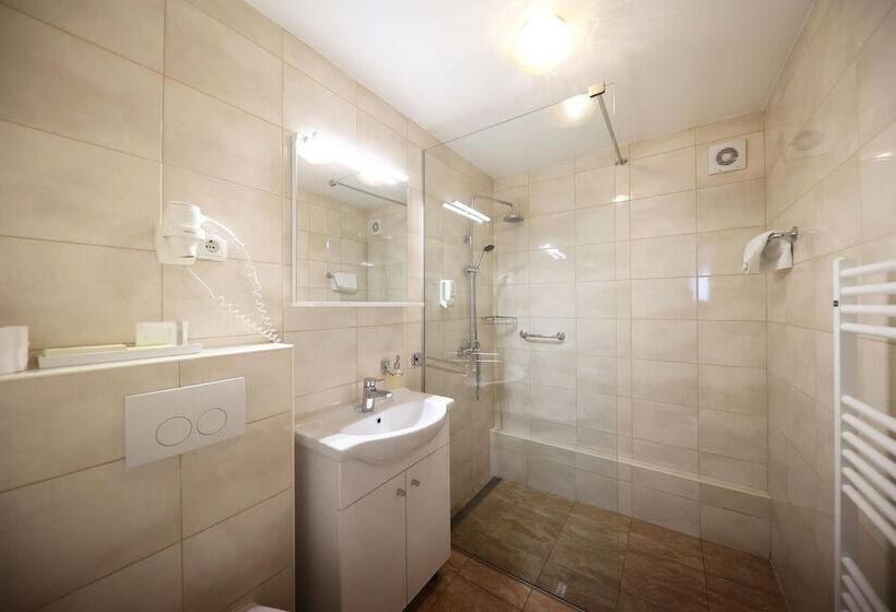 غرفة قياسية, Murter