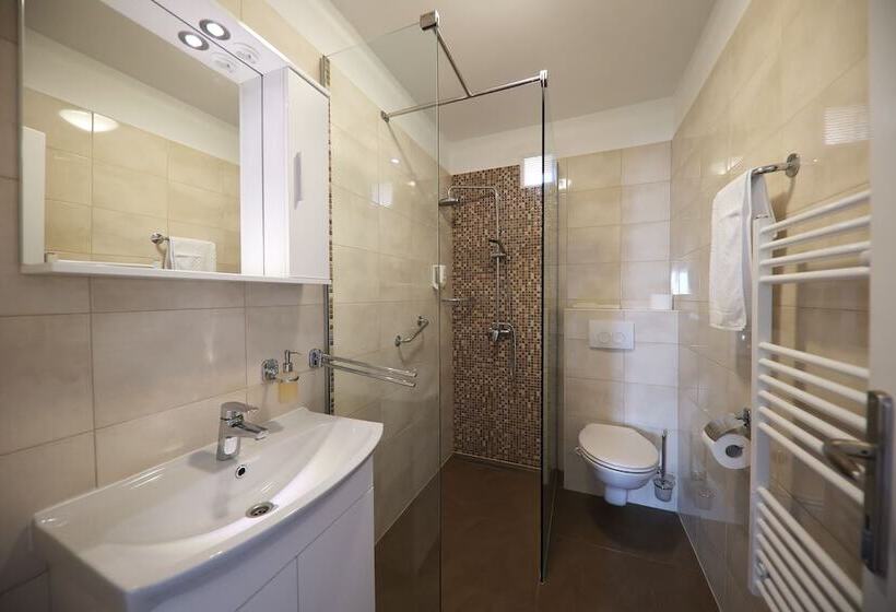 جناح ديلوكس مطل على البحر, Murter