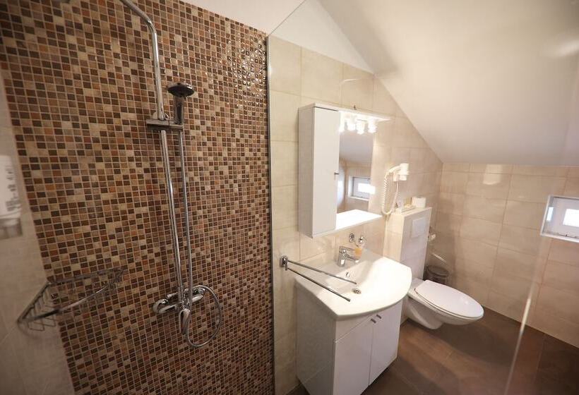 جناح مزود بتراس, Murter