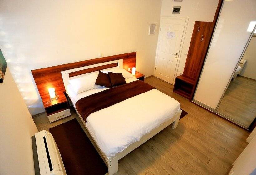 غرفة قياسية مطلّة علي البحر مزوَّدة بشُرفة, Murter