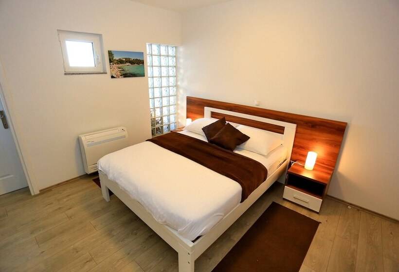 غرفة قياسية مطلّة علي البحر مزوَّدة بشُرفة, Murter