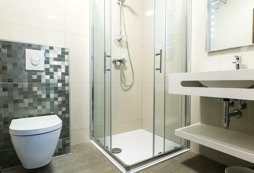 غرفة قياسية فردية مطلة علي البحر, Petrčane