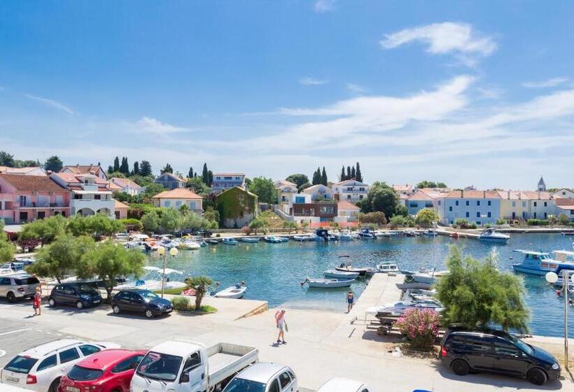 غرفة ديلوكس مطلّة علي البحر, Petrčane