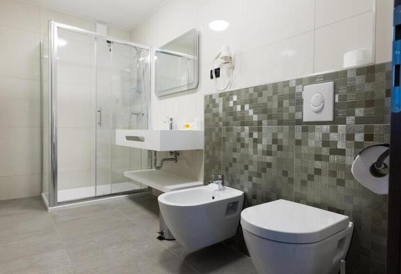 جناح مطلّ علي البحر, Petrčane