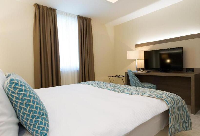 جناح مطلّ علي البحر, Petrčane