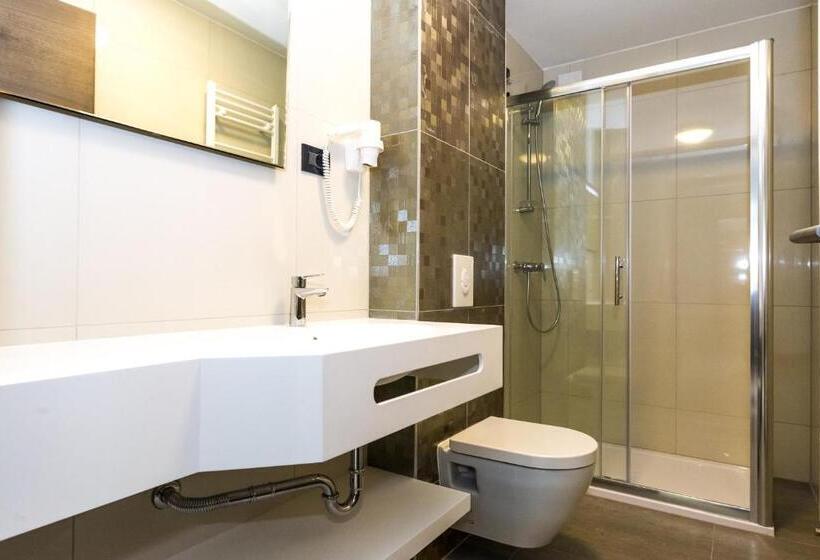 جناح مطلّ علي حمام السباحة, Petrčane