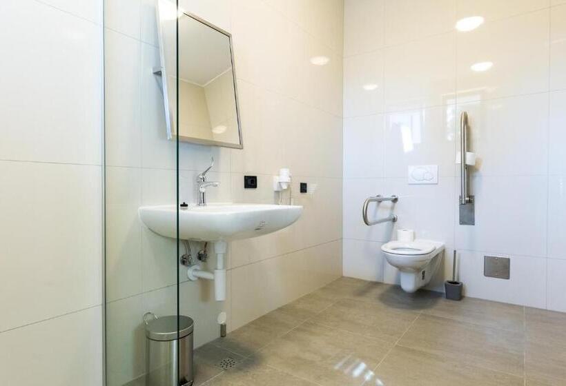 غرفة قياسية لذوى الاحتياجات الخاصة, Petrčane